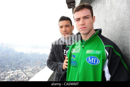 Marzo 15, 2012 - Manhattan, New York, Stati Uniti - Contender MATTHEW MACKLIN e campione SERGIO MARTINEZ. L'Empire State Building ospita middleweight campione del pugilato Sergio ''Maravilla'' Martinez e Matteo challenger ''Mack il coltello'' Macklin davanti a questo sabato il giorno di San Patrizio bout a Madison Foto Stock