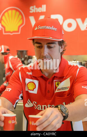 Marzo 15, 2012 - Melbourne, Victoria, Australia - Fernando Alonso a Brunetti cafe in Carlton davanti al la 2012 Formula Uno Australian Grand Prix sul circuito dell'Albert Park di Melbourne, Australia. (Credito Immagine: © Sydney bassa/Southcreek/ZUMAPRESS.com) Foto Stock