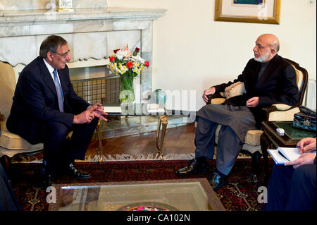 Il segretario americano alla difesa Leon Panetta E. si incontra con il Presidente afgano Hamid Karzai Marzo 15, 2012 a Kabul, Afghanistan. Panetta è su un viaggio di quattro giorni alla regione per soddisfare con le controparti e visitare le truppe. Foto Stock