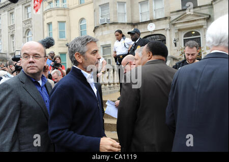 16 marzo 2012 - Washington, Distretto di Columbia, Stati Uniti - .Attore George Clooney si unisce i manifestanti di fronte all'ambasciata del Sudan come egli parla per porre fine alla violenza e l uccisione di persone nel paese del Sudan. Foto Stock