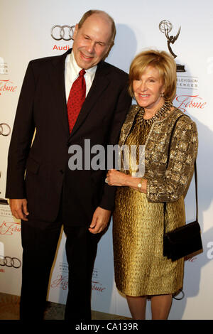 1 marzo 2012 - Los Angeles, California, Stati Uniti - Ex Walt Disney Co. Amministratore delegato Michael Eisner e moglie Jane Eisner arrivare per la Academy of Television Arts & Sciences ventunesima edizione del Hall of Fame cerimonia al Beverly Hills Hotel di Beverly Hills, la California il 1 marzo 2012 (credito Immagine: © Jonathan Alco Foto Stock