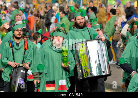 17 Marzo 2012 - Londonderry, Irlanda del Nord, Regno Unito - i partecipanti, in coloratissimi costumi al "Viaggio di Scoperta' themed san Patrizio sfilata di carnevale a Londonderry. Foto Stock