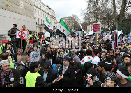Londra, UK, 17 marzo 2012. Centinaia di siriani hanno marciato da Paddington verde per la loro ambasciata con bandiere e cartelli per l anniversario della rivolta per protestare contro la sentenza il regime di Assad e i problemi attuali in Siria. Ci sono state persone che erano venuti da varie parti del Regno Unito di aderire Foto Stock