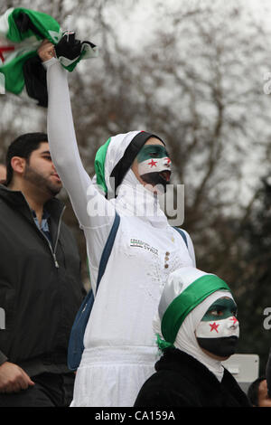 Londra, UK, 17 marzo 2012. Un anti Assad protester urla e le onde la bandiera siriana durante la dimostrazione al di fuori della loro ambasciata. Centinaia di siriani hanno marciato da Paddington Green all ambasciata con bandiere e cartelli per l anniversario della rivolta. Foto Stock