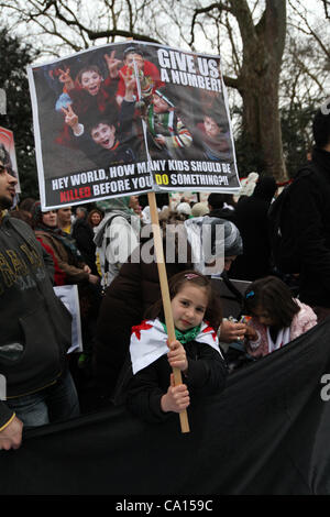 Londra, UK, 17 marzo 2012. Un bambino con la anti Assad onde di sostenitori di una targhetta durante la dimostrazione. Centinaia di siriani hanno marciato da Edgware road per la loro ambasciata per l anniversario della rivolta per protestare contro la sentenza il regime di Assad e i problemi attuali in Siria. Vi erano pers Foto Stock