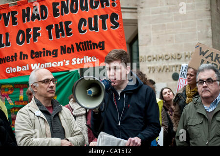 Giovane uomo parlando su un megafono, NHS protesta nella parte anteriore del Dipartimento della Salute, Richmond House, Whitehall, Londra, Regno Unito. 17/03/2012 Foto Stock