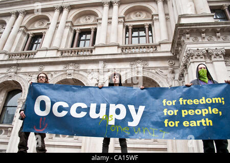 Occupare manifestanti su Whitehall dopo la loro adesione il Regno Unito intonso NHS protesta nella parte anteriore del Dipartimento della Salute, Richmond House, Whitehall, Londra, Regno Unito. Foto Stock