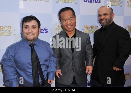 Joey Gnoffo, Ronald Lee Clark, Sebastian Saraceno presso gli arrivi per Specchio specchio Premiere, Grauman's Chinese Theatre di Los Angeles, CA Marzo 17, 2012. Foto di: Elizabeth Goodenough/Everett Collection Foto Stock