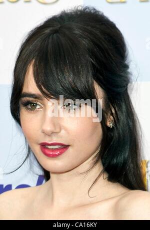 Lily Collins presso gli arrivi per Specchio specchio Premiere, Grauman's Chinese Theatre di Los Angeles, CA Marzo 17, 2012. Foto di: Emiley Schweich/Everett Collection Foto Stock