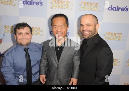 Joey Gnoffo, Ronald Lee Clark, Sebastian Saraceno presso gli arrivi per Specchio specchio Premiere, Grauman's Chinese Theatre di Los Angeles, CA Marzo 17, 2012. Foto di: Dee Cercone/Everett Collection Foto Stock