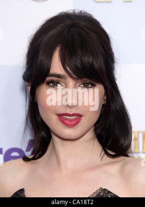 16 marzo 2012 - Hollywood, California, Stati Uniti - LILY COLLINS arriva per la premiere del film 'Speculare Mirror' presso il Teatro Cinese. (Credito Immagine: © Lisa O'Connor/ZUMAPRESS.com) Foto Stock