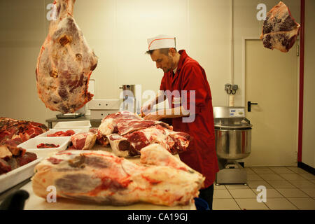 Sebastien Morel, una macelleria, prepara la carne halal presso un supermercato Halal a Nantes, Francia, 17 marzo 2012 Foto Stock