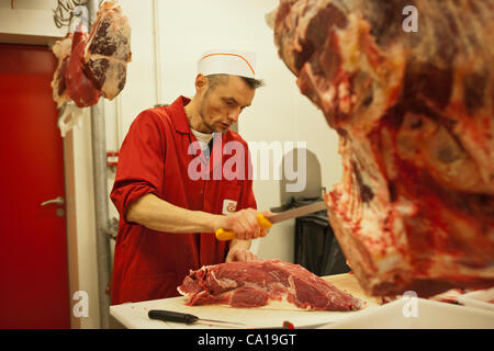 Sebastien Morel, una macelleria, prepara la carne halal presso un supermercato Halal a Nantes, Francia, 17 marzo 2012 Foto Stock