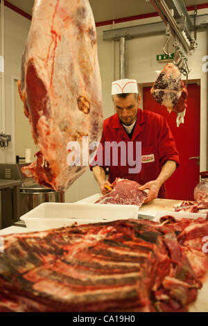 Sebastien Morel, una macelleria, prepara la carne halal presso un supermercato Halal a Nantes, Francia, 17 marzo 2012 Foto Stock