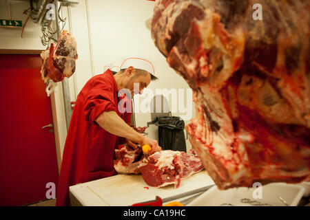 Sebastien Morel, una macelleria, prepara la carne halal presso un supermercato Halal a Nantes, Francia, 17 marzo 2012 Foto Stock