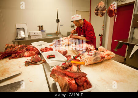 Sebastien Morel, una macelleria, prepara la carne halal presso un supermercato Halal a Nantes, Francia, 17 marzo 2012 Foto Stock