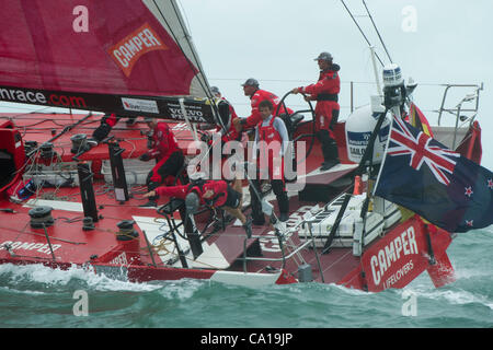 ETNZ AC skipper Dean Barker salti dal retro del camper con Emirates Team New Zealand all'inizio della gamba cinque da Auckland a Itajai in Brasile. Volvo Ocean Race 2011 - 12. 18/3/2012 Foto Stock