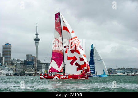 CAMPER con Emirates Team New Zealand e Telefonica fare un giro del porto Waitamata all'inizio della gamba cinque da Auckland a Itajai in Brasile. Volvo Ocean Race 2011 - 12. 18/3/2012 Foto Stock