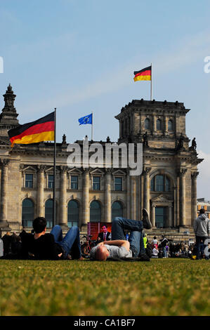 Scenario di una visualizzazione pubblico presso il Reichstag di Berlino, durante le elezioni per il nuovo presidente federale. Era una domenica di sole e circa 500 persone sono state a guardare la trasmissione radiotelevisiva delle elezioni sul campo di fronte al Reichstag tedesco. Berlino, 18 marzo, 2012. Foto Stock