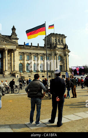 Scenario di una visualizzazione pubblico presso il Reichstag di Berlino, durante le elezioni per il nuovo presidente federale. Era una domenica di sole e circa 500 persone sono state a guardare la trasmissione radiotelevisiva delle elezioni sul campo di fronte al Reichstag tedesco. Berlino, 18 marzo, 2012. Foto Stock