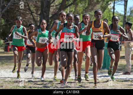 CAPE Town, Sud Africa, domenica 18 marzo 2012, gli atleti nella senior donna 8km di gara durante la African Cross Country svoltisi a Keurboom Park, Rondebosch e ospitato da atletica del Sud Africa e la Confederazione africana di atletica leggera. Il vincitore era il numero 104, Joyce Chepkirui del Kenya Foto Stock