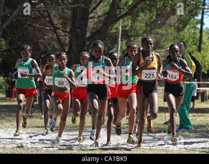 CAPE Town, Sud Africa, domenica 18 marzo 2012, Nancy Chaptegei dell Uganda (221) porta il pacco nella senior donna 8km di gara come Abebech Afework Bekele dell Etiopia (98), Margaret Wangari Muriuki del Kenya (105) ed eventuale vincitore, Joyce Chepkirui del Kenya (104), si chiude durante la croce africana Cou Foto Stock