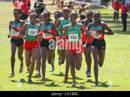 CAPE Town, Sud Africa, domenica 18 marzo 2012, gli atleti nella senior donna 8km di gara durante la African Cross Country svoltisi a Keurboom Park, Rondebosch e ospitato da atletica del Sud Africa e la Confederazione africana di atletica leggera. Il vincitore era il numero 104, Joyce Chepkirui del Kenya Foto Stock