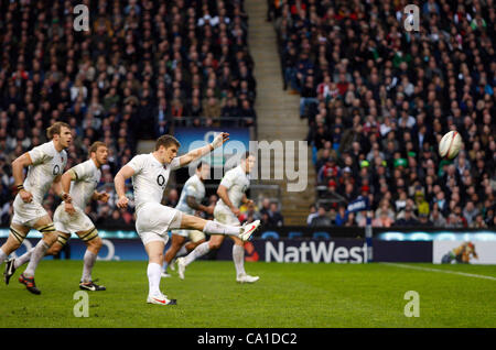 OWEN FARRELL CALCI 2ND PENALITÀ INGHILTERRA V IRLANDA TWICKENHAM MIDDLESEX INGHILTERRA 17 Marzo 2012 Foto Stock