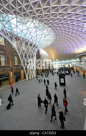 John McAslan + Partners Londra 19/3/12. La stazione di Kings Cross, il nuovo Concourse apre al pubblico il 19 marzo 2012 dopo otto anni di €500milioni di progetto di restauro. Foto Stock