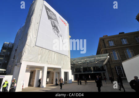 John McAslan + Partners Londra 19/3/12. La stazione di Kings Cross, il nuovo Concourse apre al pubblico il 19 marzo 2012 dopo otto anni di €500milioni di progetto di restauro. L'entrata dalla strada con una mano di grandi dimensioni rivolta verso l'entrata. Foto Stock