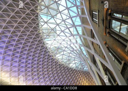 Londra 19/3/12. La stazione di Kings Cross, il nuovo concourse apre al pubblico il XIX secolo Marzo 12. John McAslan + Partner Foto Stock