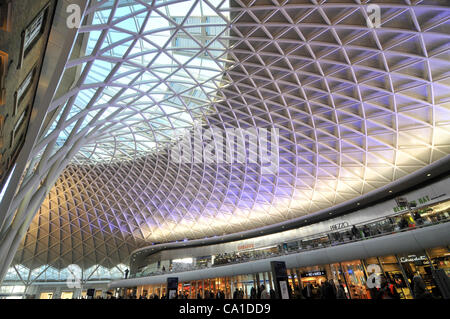 John McAslan + Partners Londra 19/3/12. La stazione di Kings Cross, il nuovo Concourse apre al pubblico il 19 marzo 2012 dopo otto anni di €500milioni di progetto di restauro. Foto Stock