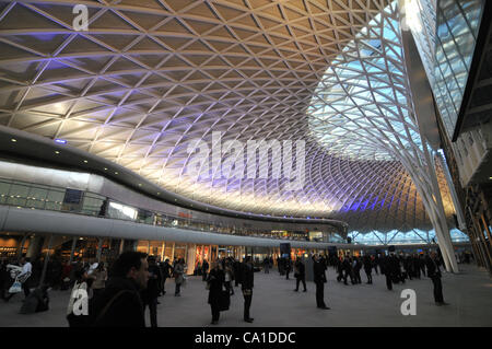 John McAslan + Partners Londra 19/3/12. La stazione di Kings Cross, il nuovo concourse apre al pubblico il XIX secolo Marzo 12. Foto Stock