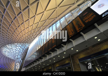 John McAslan + Partners Londra 19/3/12. La stazione di Kings Cross, il nuovo concourse apre al pubblico il XIX secolo Marzo 12. Foto Stock