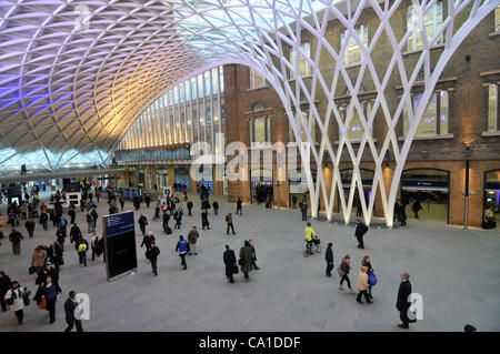 John McAslan + Partners Londra 19/3/12. La stazione di Kings Cross, il nuovo Concourse apre al pubblico il 19 marzo 2012 dopo otto anni di €500milioni di progetto di restauro. Foto Stock