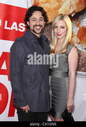 THOMAS IAN NICHOLAS & COLETTE AMERICAN REUNION. AMERICAN PREMIERE HOLLYWOOD Los Angeles California USA 19 Marzo 2012 Foto Stock