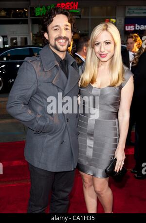 Thomas Ian Nicholas, DJ Colette a arrivi per AMERICAN REUNION Premiere, Grauman's Chinese Theatre di Los Angeles, CA 19 marzo 2012. Foto di: Emiley Schweich/Everett Collection Foto Stock