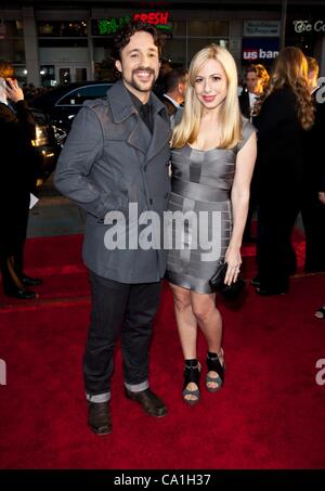 Thomas Ian Nicholas, DJ Colette a arrivi per AMERICAN REUNION Premiere, Grauman's Chinese Theatre di Los Angeles, CA 19 marzo 2012. Foto di: Emiley Schweich/Everett Collection Foto Stock