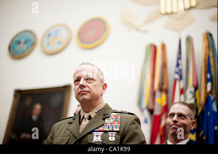 Marzo 20, 2012 - Washington, Distretto di Columbia, Stati Uniti - Marine Corps gen. John Allen, comandante della forza internazionale di assistenza alla sicurezza in Afghanistan e di agire il Sottosegretario alla Difesa e principale del Sottosegretario per le politiche, JAMES MILLER JR., testimoniare davanti la casa Servizi armati Committ Foto Stock