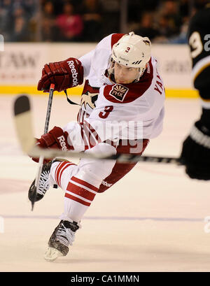 Marzo 20, 2012 - Dallas, Texas, Stati Uniti d'America - 20 Marzo 2012. Dallas, TX. Stati Uniti d'America. Phoenix Coyote Keith Yandle germogli come il Phoenix Coyote ha giocato il Dallas Stars in una National Hockey League presso l'American Airlines Center. (Credito Immagine: © Ralph Lauer/ZUMAPRESS.com) Foto Stock