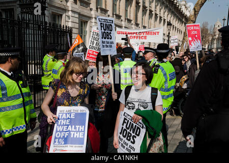 Londra, UK, 21/03/2012, i manifestanti a tentare di ricreare la ottanta iconico dole poster a Downing Street. La protesta è stata temporizzato come il Cancelliere dello Scacchiere George Osbourne era il sollevamento del rosso scatola di spedizione al di fuori del numero 11 sul giorno di bilancio. Foto Stock