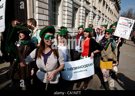 Londra, UK, 21/03/2012, i manifestanti a tentare di ricreare la ottanta iconico dole poster a Downing Street. La protesta è stata temporizzato come il Cancelliere dello Scacchiere George Osbourne era il sollevamento del rosso scatola di spedizione al di fuori del numero 11 sul giorno di bilancio. Foto Stock