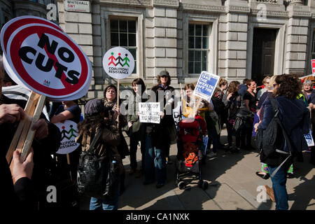 Londra, UK, 21/03/2012, i manifestanti a tentare di ricreare la ottanta iconico dole poster a Downing Street. La protesta è stata temporizzato come il Cancelliere dello Scacchiere George Osbourne era il sollevamento del rosso scatola di spedizione al di fuori del numero 11 sul giorno di bilancio. Foto Stock