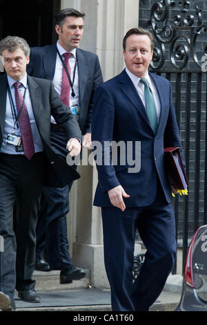 Il Primo Ministro David Cameron, MP, foglie di Downing Street. Giorno di bilancio, Westminster, London, 21 marzo 2012. Foto Stock