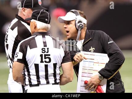 Ottobre 24, 2010 - New Orleans, Louisiana, Stati Uniti - New Orleans Saints' head coach SEAN PAYTON sostiene con NFL funzionari durante la loro partita contro i Cleveland Browns presso la Louisiana Superdome. Il Browns battere i santi 30 a 17. .(Immagine di credito: © Dan Anderson/ZUMApress.com) Foto Stock