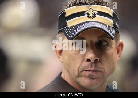 Dic. 26, 2011 - New Orleans, Louisiana, Stati Uniti - New Orleans Saints head coach SEAN PAYTON prima la sua partita contro i falchi di Atlanta Mercedes-Benz Superdome durante una stagione regolare gioco in New Orleans. I Santi schiacciato i falchi 45-16.(Immagine di credito: © Dan Anderson/ZUMAPRESS.com) Foto Stock