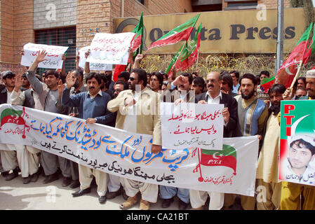 I sostenitori del Tehreek-e-Insaf (PTI) chant slogan contro il carico elettrico-spargimento e aumento di prezzo elettricità durante una manifestazione di protesta a Quetta press club il giovedì 22 marzo, 2012. Foto Stock