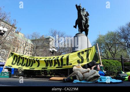 Marzo 22, 2012 - Manhattan, New York, Stati Uniti - Un attivista dorme sotto la statua di George Washington come occupare Wall Street attivisti raccogliere in Union Square Park. (Credito Immagine: © Bryan Smith/ZUMAPRESS.com) Foto Stock