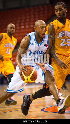 HALIFAX, NS - Marzo 22, 2012: Halifax Rainmen guard #8 Taliek Brown rigidi per il cestello per un layup in rotta verso una vittoria 93-85 sopra il London fulmine in gioco quattro di loro best-of-cinque National Basketball League of Canada campionato di serie a Halifax Metro Centre. La vittoria di forze a de Foto Stock