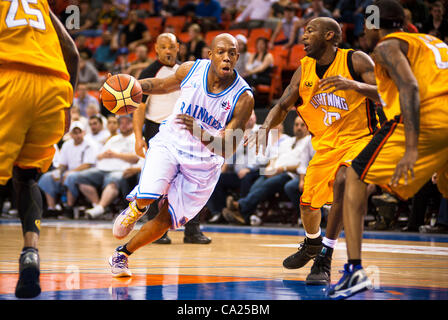 HALIFAX, NS - Marzo 22, 2012: Halifax Rainmen guard #8 Taliek Brown rigidi per il cestello in rotta verso una vittoria 93-85 sopra il London fulmine in gioco quattro di loro best-of-cinque National Basketball League of Canada campionato di serie a Halifax Metro Centre. La vittoria delle forze un decisivo quinto Foto Stock